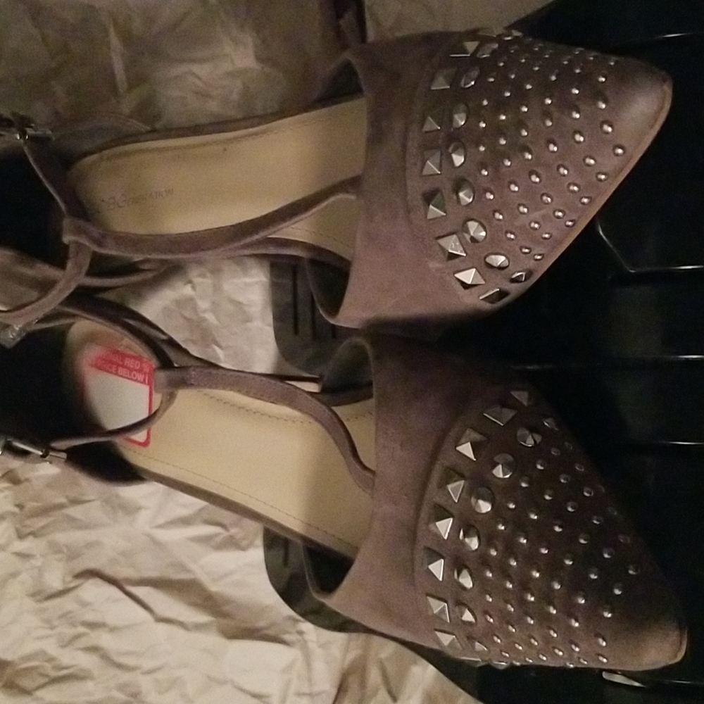 ☆☆Final Price☆☆ BCBGeneration Gray Suede Ankle Strap Heels Size 10M - Picture 9 of 10